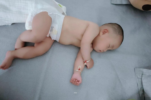 宜都宝宝脸上有白色斑块 宜都宝宝脸上有白色斑块